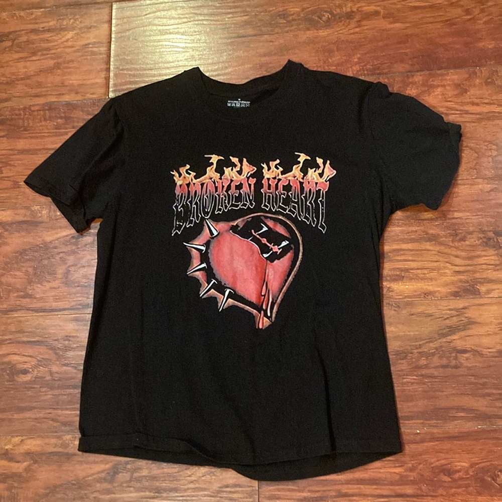 Selling graphic tee shirt,size 36 black and orange